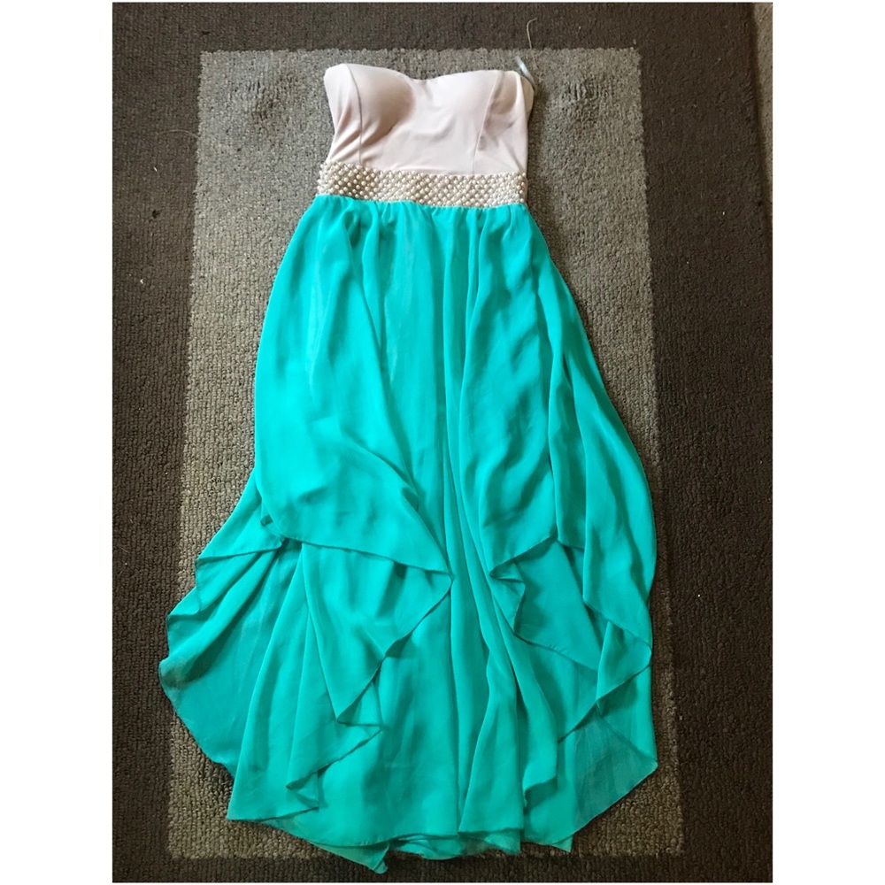 Flowy tube dress with faux pearl cincher! 👗